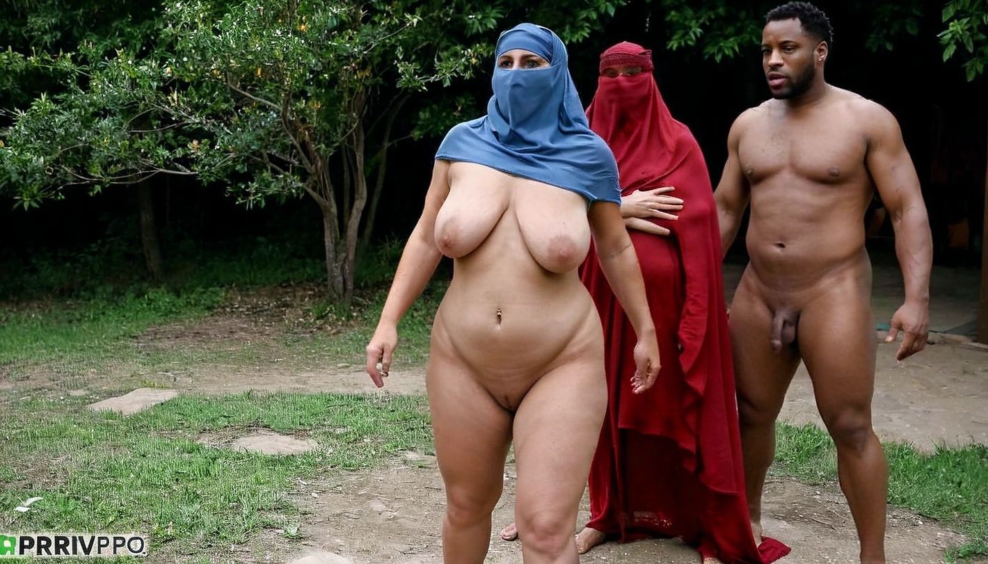 Una donna dai capelli bianchi con le tette piatte saggy e il ventre saggy  ballato davanti a uomini neri nudi primitivi con figa rasata. Non aveva  mutandine e indossava un burqa bianco,